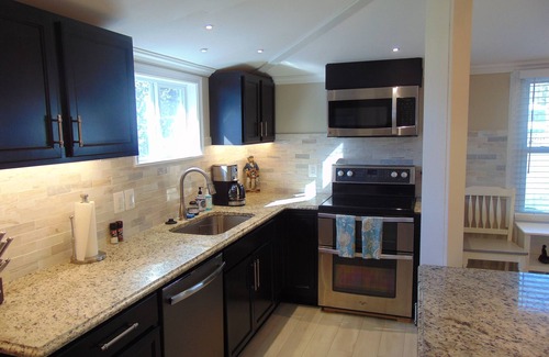 Cape Anne Hütte | Cozy waterfront remodeled beach cottage, just steps away from the Chesapeake Bay