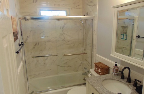 Cape Anne Hütte | Cozy waterfront remodeled beach cottage, just steps away from the Chesapeake Bay