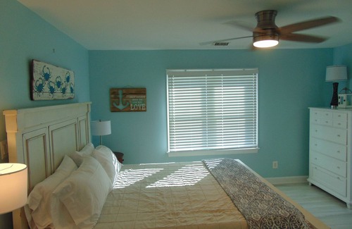 Cape Anne Hütte | Cozy waterfront remodeled beach cottage, just steps away from the Chesapeake Bay