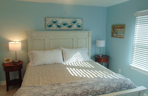Cape Anne Hütte | Cozy waterfront remodeled beach cottage, just steps away from the Chesapeake Bay