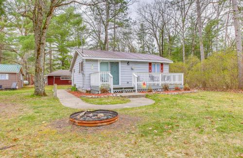 Wellston Haus | Cozy Wellston Cabin - Walk to Crystal Lake!