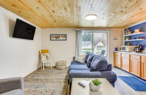 Wellston Haus | Cozy Wellston Cabin - Walk to Crystal Lake!