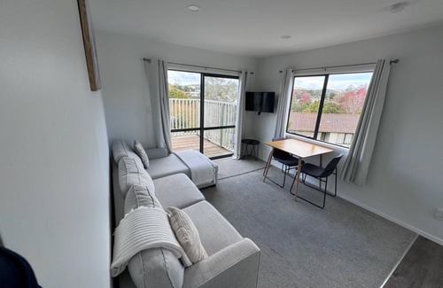 Henderson Haus | Cozy West Auckland Accomodation