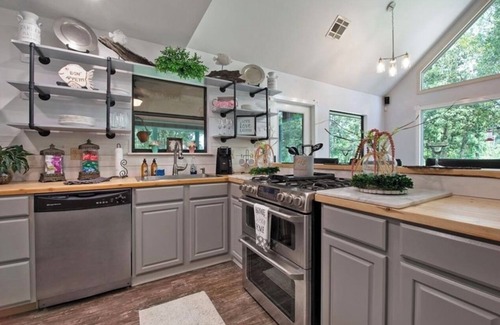 Tangipahoa Parish Haus | Cozy Whispering Hideaway- Indulge in serenity and unwind in nature.