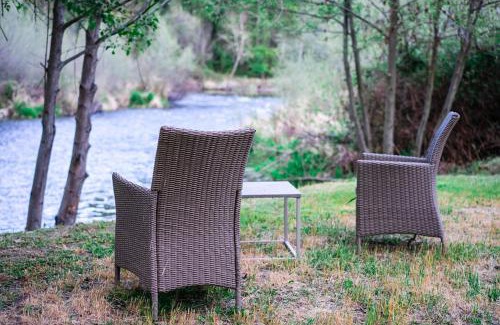 Murphy Sonstige | Cozy Wild West Covered Wagon next to River
