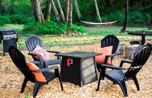 Murphy Sonstige | Cozy Wild West Covered Wagon next to River