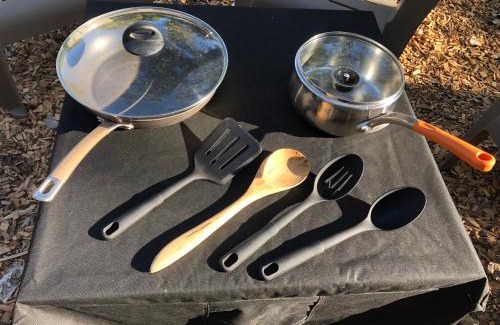 Murphy Sonstige | Cozy Wild West Covered Wagon next to River