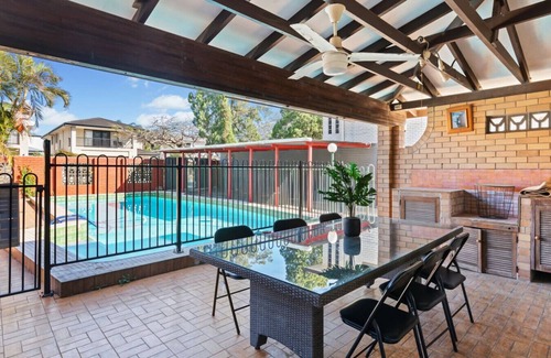Robertson Wohnung | Cozy with Pool 4BD Family Retreat in Robertson