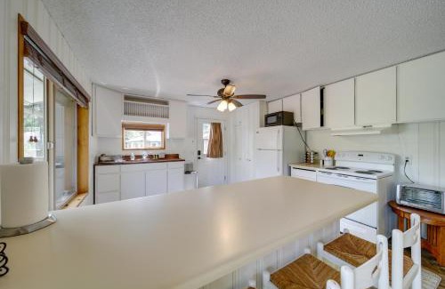 Worley Haus | Cozy Worley Cabin with Lake Access and Gas Grill!