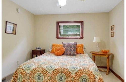 Litchfield Hütte | Cozy Year-round Lakefront 3 Bedroom 2 bath on Sand Pond with stunning view.