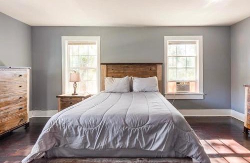 Mid City North Haus | Cozy Yellow Home near LSU and Downtown