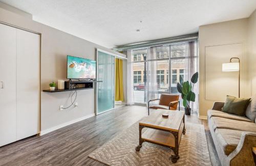 Mill District Wohnung | CozySuites Mill District with pool, gym #02