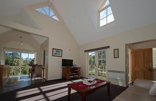 Grove Wohnung | CRABTREE RIVERFRONT COTTAGES 2 cottages EMILY & ELIZA COTTAGES Beautiful riverfront peaceful location RELAX & ENJOY