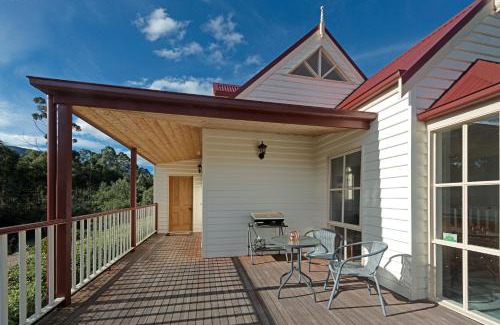 Grove Wohnung | CRABTREE RIVERFRONT COTTAGES 2 cottages EMILY & ELIZA COTTAGES Beautiful riverfront peaceful location RELAX & ENJOY