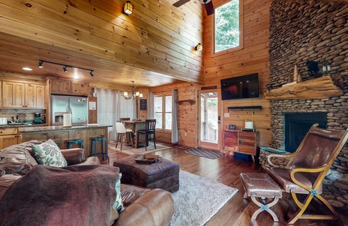 Cherry Log Kabine | Creek Cabin with fenced yard, screened in patio and hot tub