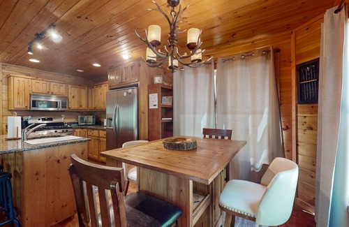 Cherry Log Kabine | Creek Cabin with fenced yard, screened in patio and hot tub