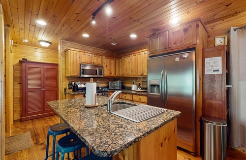 Cherry Log Kabine | Creek Cabin with fenced yard, screened in patio and hot tub