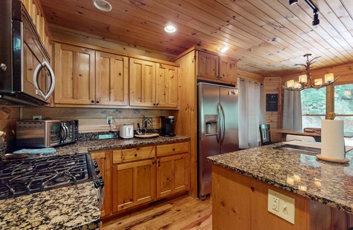 Cherry Log Kabine | Creek Cabin with fenced yard, screened in patio and hot tub