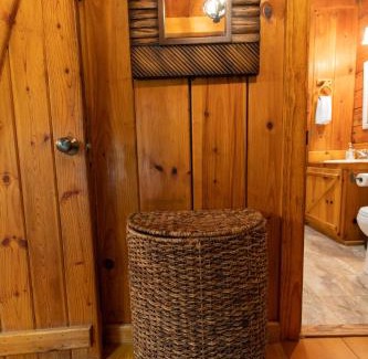 Benton Haus | Creek Crest Cabin Ocoee Riverside Cabin