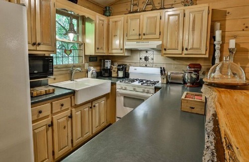 Ellijay Kabine | Creekfront Cabin with Waterfall. Hot Tub, Fire Pit, Gameroom, and more.