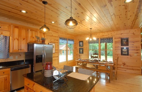 Walnut Mountain Haus | CREEKFRONT, Angeln, Teich, WANDERN & nahegelegene WINERIES, modernes 3-Schlafzimmer