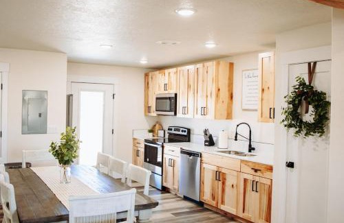 McCammon Haus | Creekside Cabin-Willow stay with views & near Lava