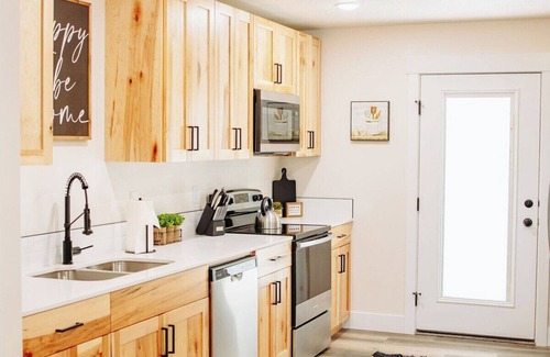 McCammon Haus | Creekside Cabins- Birch, stylish stay w views