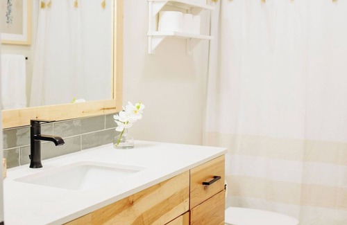 McCammon Haus | Creekside Cabins- Birch, stylish stay w views