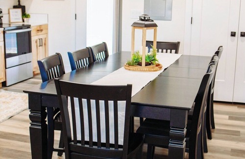 McCammon Haus | Creekside Cabins Hickory, Stay w views, near Lava