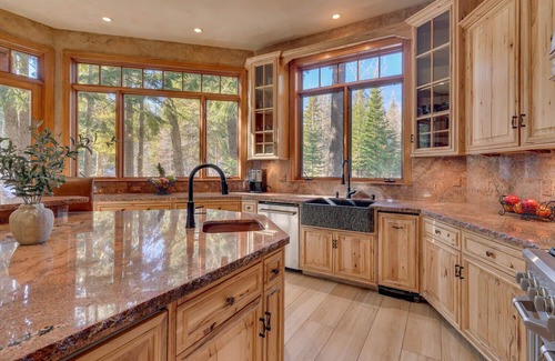 Sunnyside Haus | Creekside Comfort: Modern Mountain Retreat Near Alpine Meadows & Sunnyside Beach