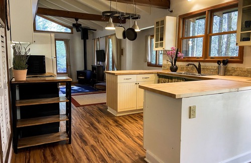 Ellijay Haus | ⭐️Creekside Firepit l 3.5 Acres l Wood Burning Stove l Dog Friendly