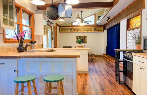 Ellijay Haus | ⭐️Creekside Firepit l 3.5 Acres l Wood Burning Stove l Dog Friendly