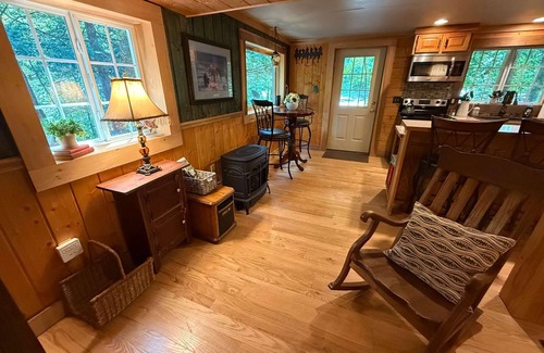 Logan Kabine | Creekside-Kabine-Eigenes Badezimmer-Standard