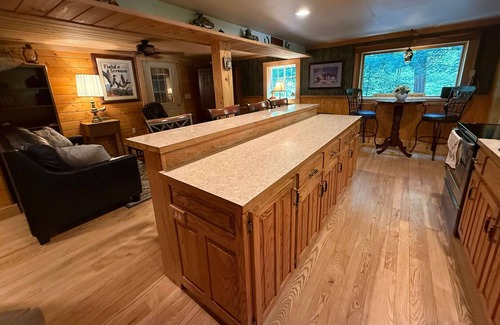 Logan Kabine | Creekside-Kabine-Eigenes Badezimmer-Standard