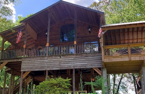 Westpoint Kabine | CreekView Cabin Retreat is Privately located on the Creek with a Jacuzzi & more