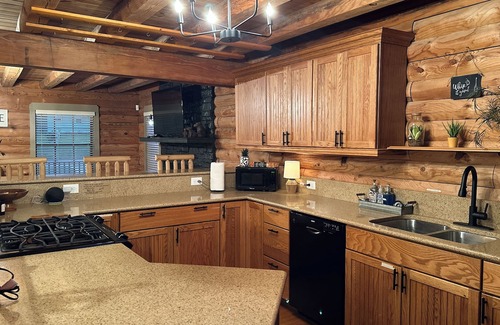 Crescent City Haus | Crescent Lake Cozy Cabin Retreat- Bring your boat!