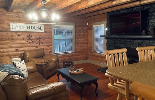Crescent City Haus | Crescent Lake Cozy Cabin Retreat- Bring your boat!