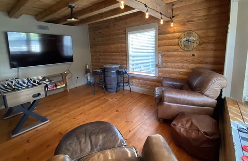 Crescent City Haus | Crescent Lake Cozy Cabin Retreat- Bring your boat!