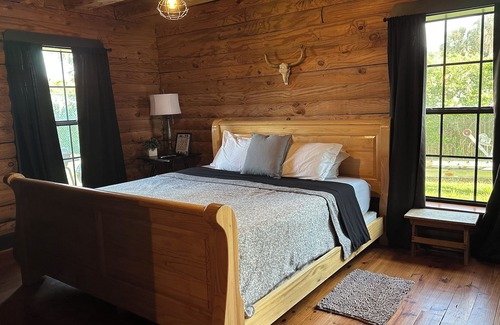 Crescent City Haus | Crescent Lake Cozy Cabin Retreat- Bring your boat!