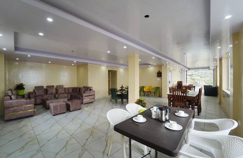 Fagu Haus | Crested View | Cottage in Fagu | w King Bed,food,View