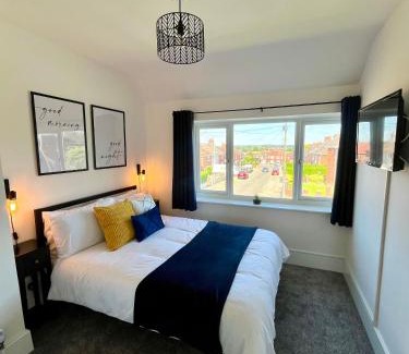 Forsbrook Haus | Crestfield House - Stunning Home near Alton Towers - Free Parking & Garden