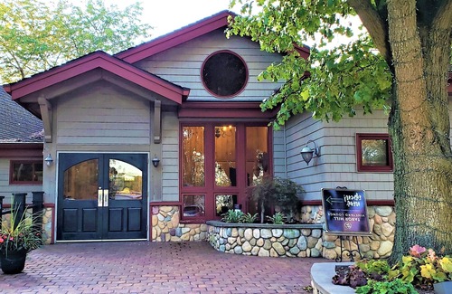 Stevensville Haus | Crestwood House - Rustic Ravine Glam im Herzen der Weinberge des Michigansees.