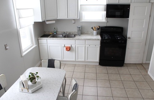 Cleveland Haus | Crisp 2 bedroom upstairs apartment in historic duplex