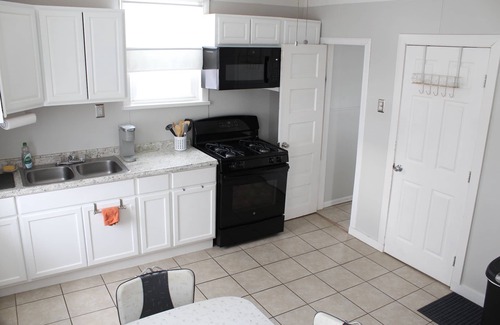 Cleveland Haus | Crisp 2 bedroom upstairs apartment in historic duplex