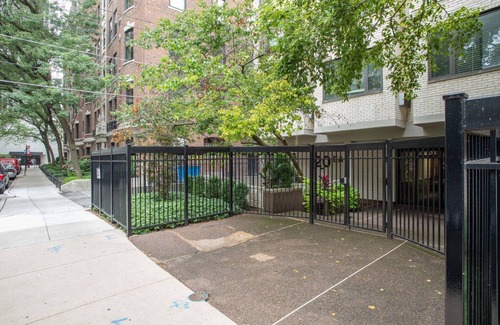 Gold Coast Wohnung | Crisp Gold Coast 1BR nr. Mariano Park & Oak St. Beach, by Blueground
