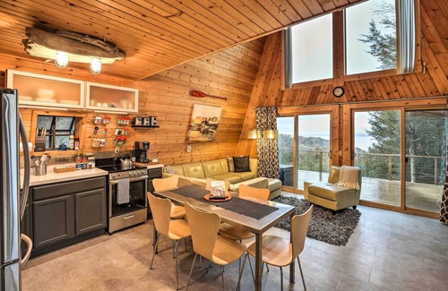 Crofton Kabine | Crofton Cabin w/ Tropical Hut & Water Views!