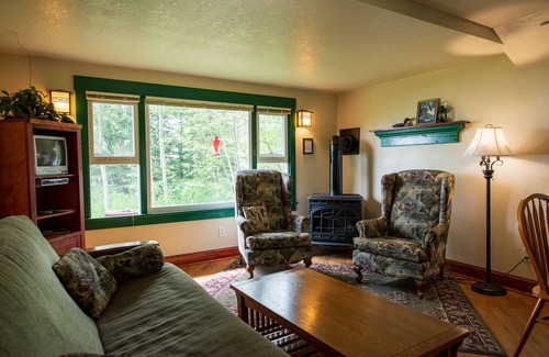 Croftville Hütte | Croftville Road Cottages # 3. Am Ufer des Oberen Sees. Gemütlich und romantisch.