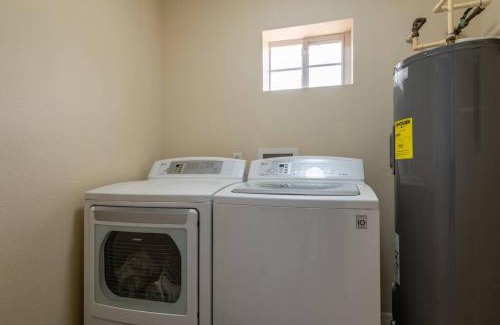 College Green Estates Haus | Cruise-Ready Oasis 15min to Beach & Port Canav & Huge Pool