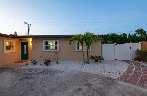 College Green Estates Haus | Cruise-Ready Oasis 15min to Beach & Port Canav & Huge Pool