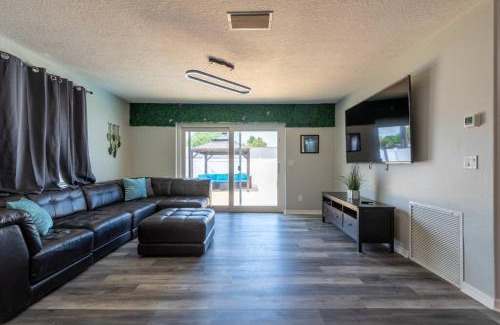 College Green Estates Haus | Cruise-Ready Oasis 15min to Beach & Port Canav & Huge Pool